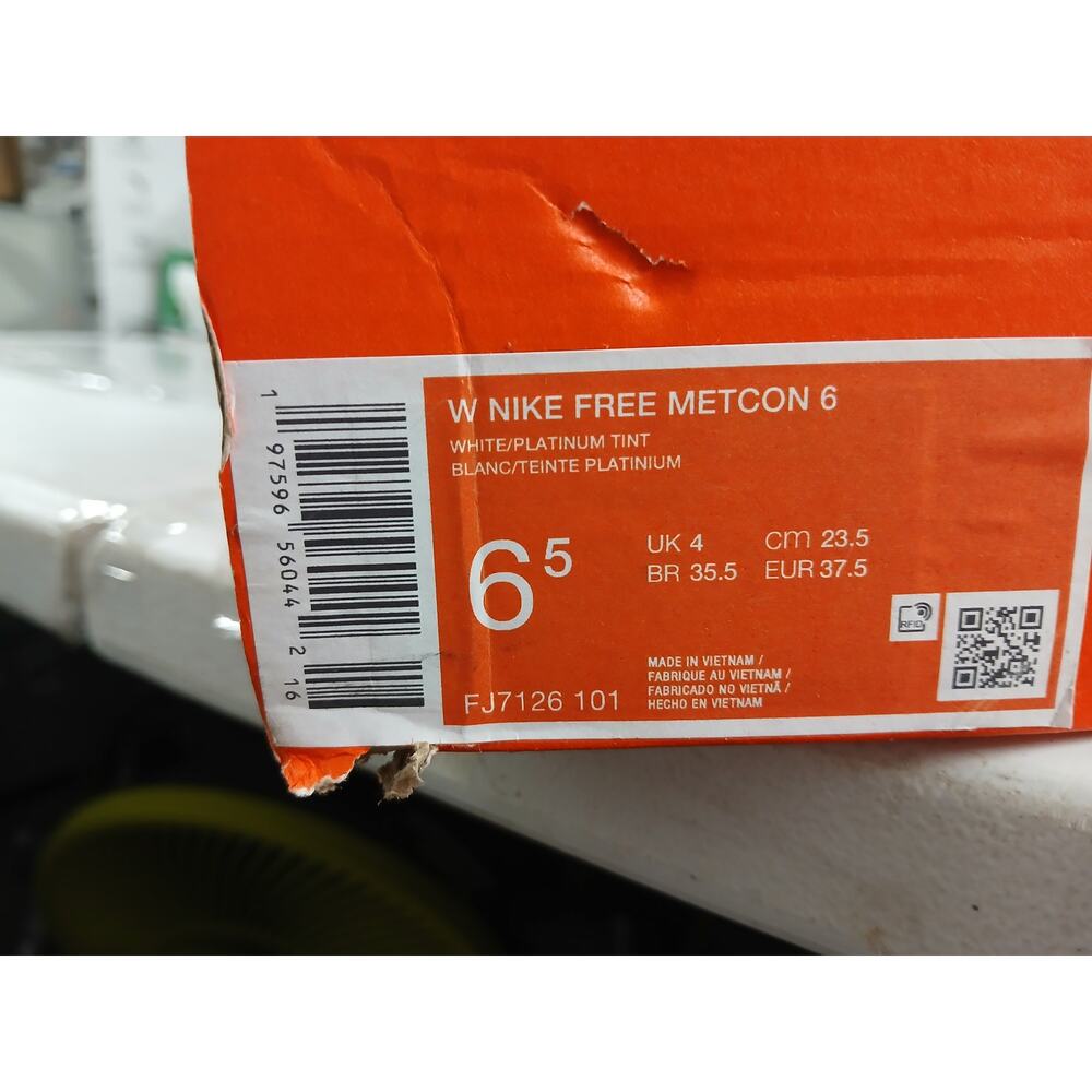 USED Nike Women's Free Metcon 6 Sneaker, White/Platinum Tint, 6.5 - Picture 4 of 4